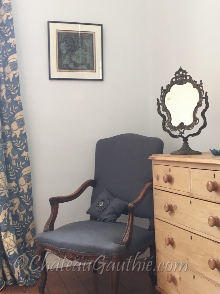Fauteuil bleu et miroir ancien