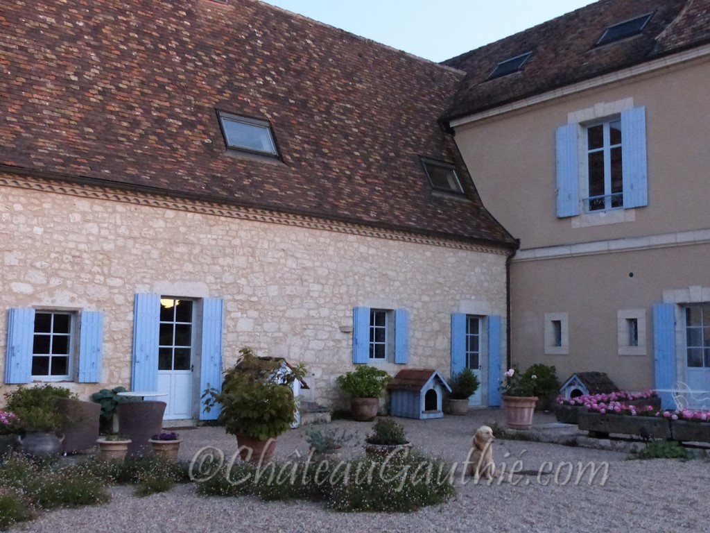La cour de la maison au crépuscule