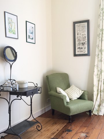 Le fauteuil vert dans la chambre twin