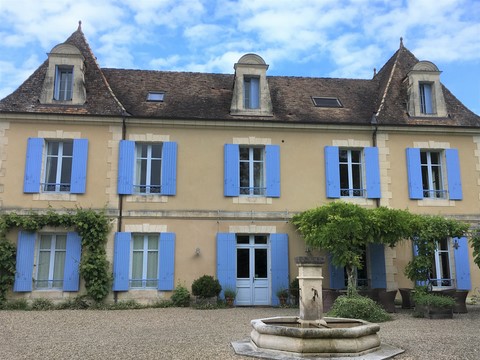Facade ouest aux volets bleus