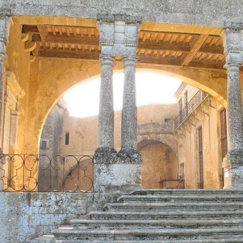 Chateau Biron - cours avec arche