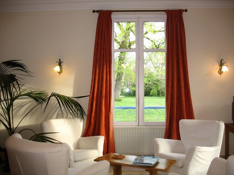 Salon avec fauteuils et vue sur le parc