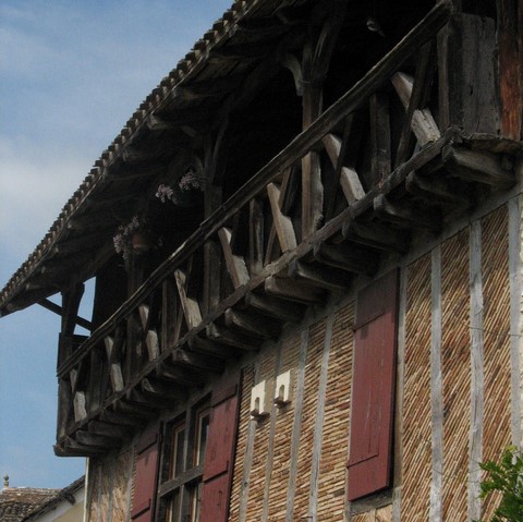Issigeac - vieille maison au balcon de bois