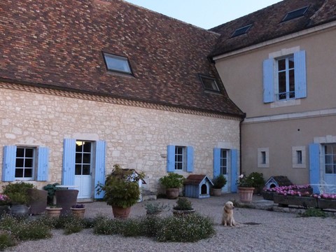 La cour de la maison au crépuscule